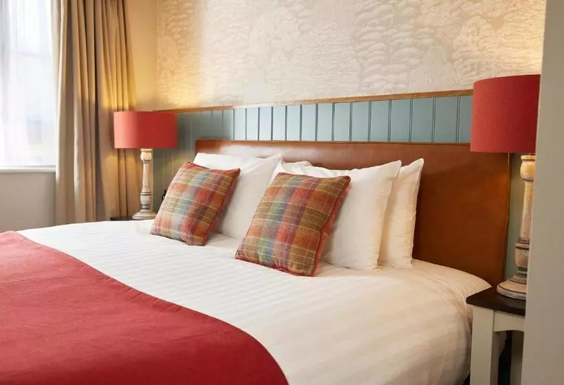 Отель Feathers By Chef & Brewer Collection