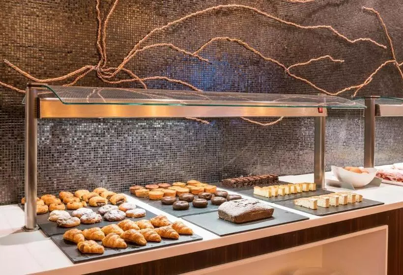 هتل Ilunion Pio XII