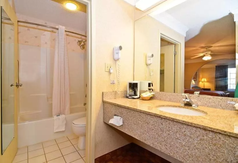 فندق Peach State Inn & Suites