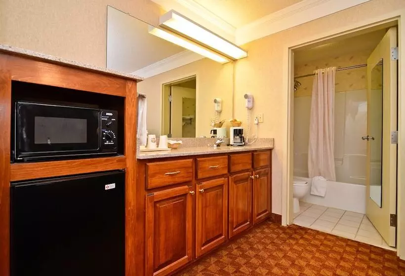 فندق Peach State Inn & Suites