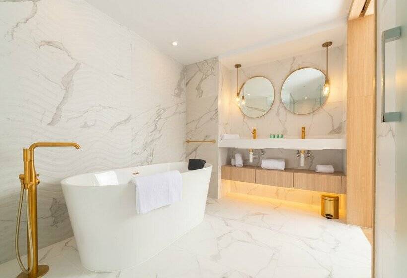 L'Azure Hotel 4* Sup