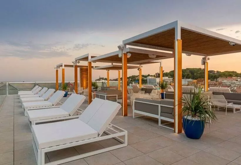 L'Azure Hotel 4* Sup