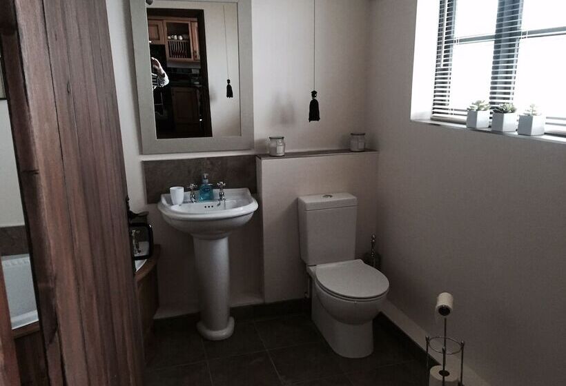 Impeccable 2 Bed Cottage Near Betws Y Coed