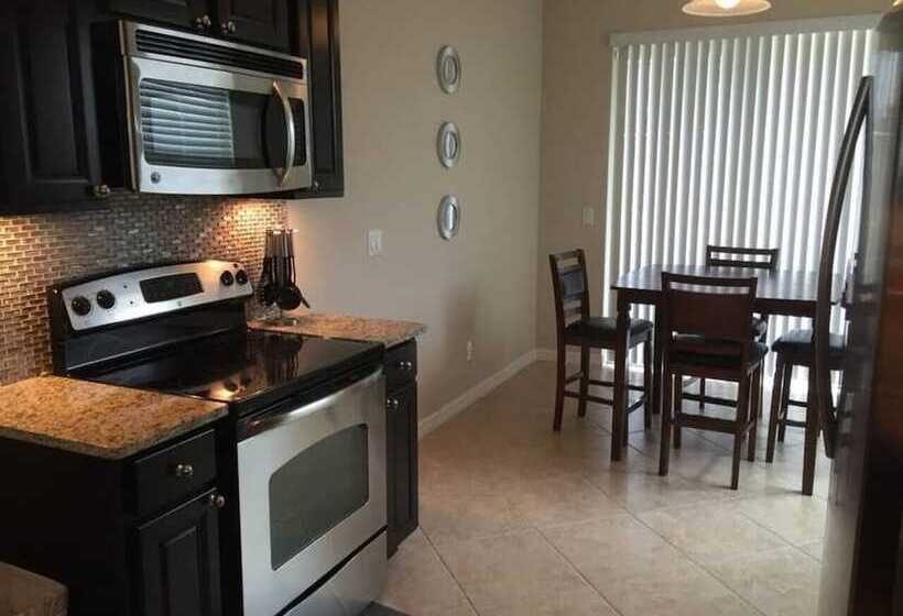 10 Beds! Modern House. Universal & Convention