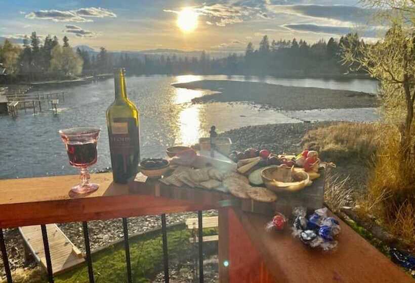 簡易ホテル The Electric Bungalow