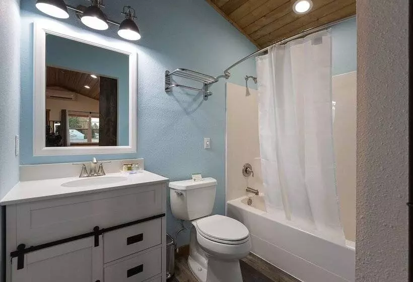 Hotelli Woodland Inns