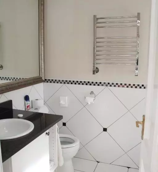 پانسیون The Cock House