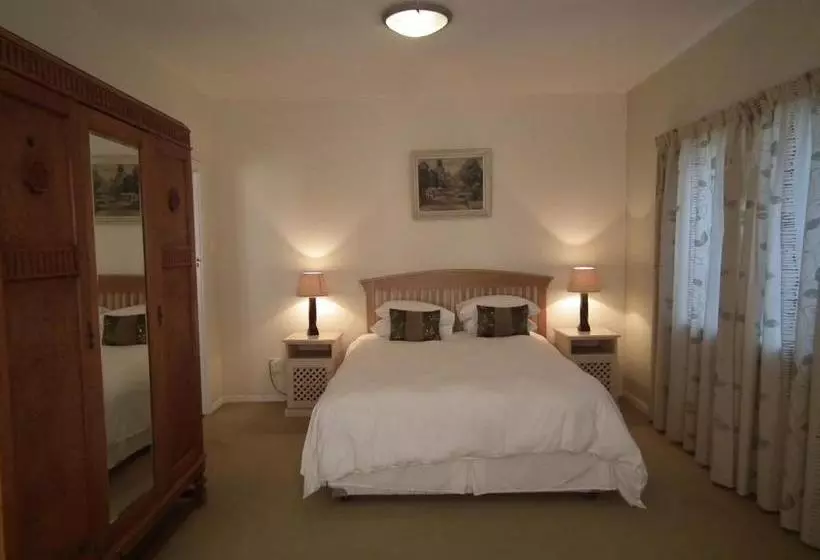 پانسیون The Cock House