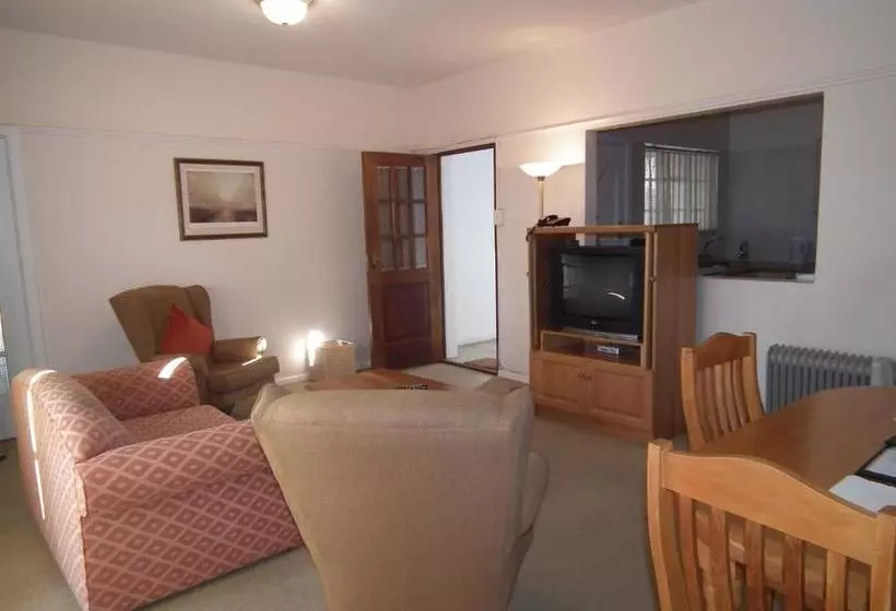 پانسیون The Cock House