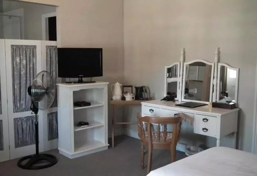 پانسیون The Cock House