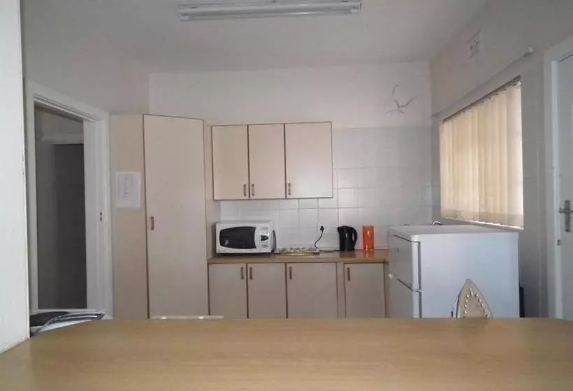 پانسیون The Cock House