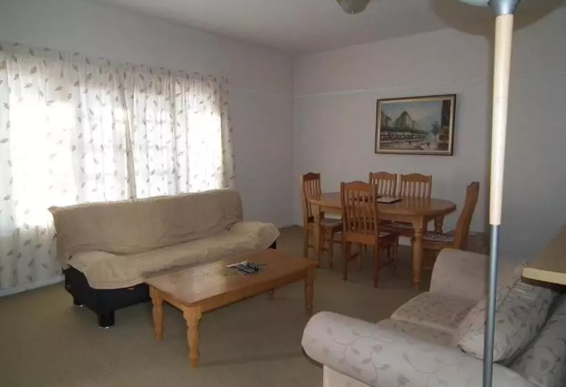 پانسیون The Cock House