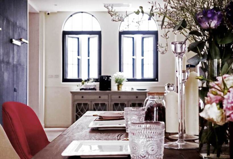 تختخواب و صبحانه Madam's Mansion Homestay