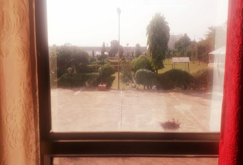 בית מלון כפרי Mauj Mahal Fun Resort & Water Park