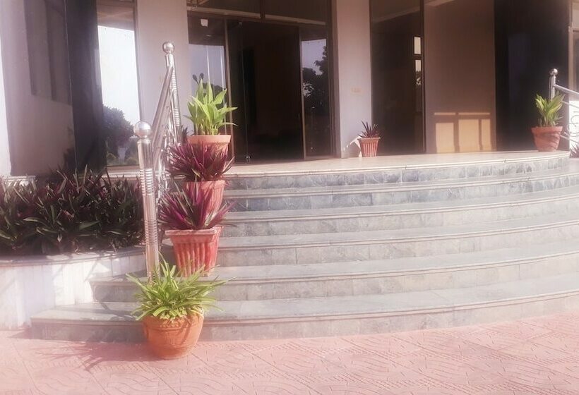 בית מלון כפרי Mauj Mahal Fun Resort & Water Park