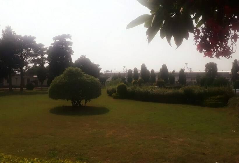 בית מלון כפרי Mauj Mahal Fun Resort & Water Park