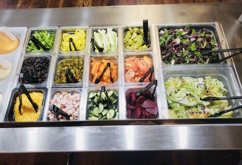 בית מלון כפרי Target Hospitality Williams County Lodge