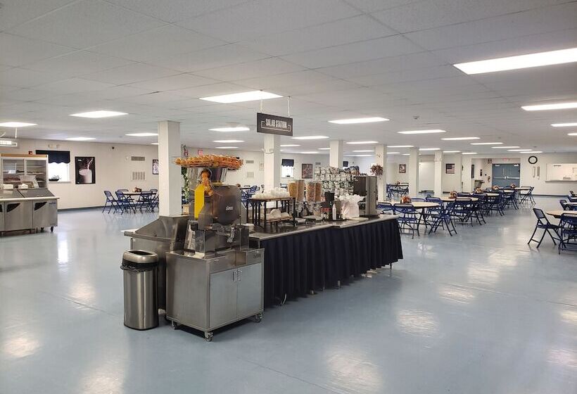 בית מלון כפרי Target Hospitality Williams County Lodge