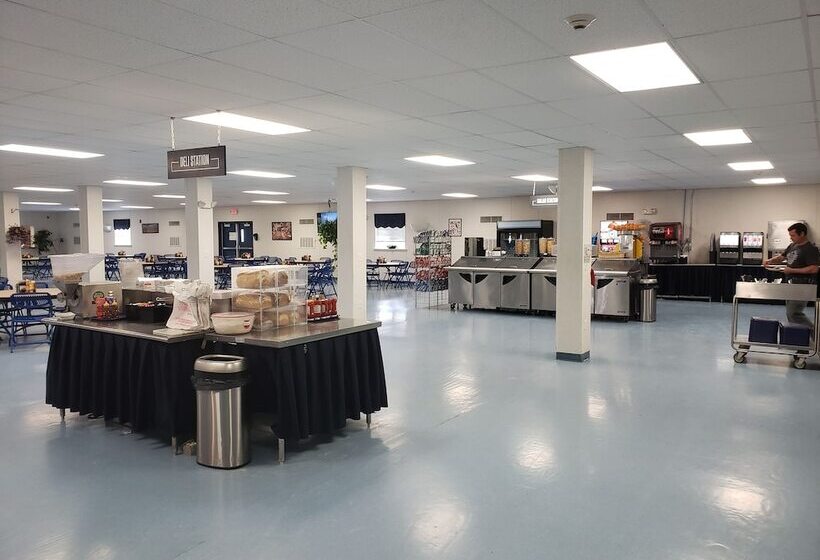 בית מלון כפרי Target Hospitality Williams County Lodge