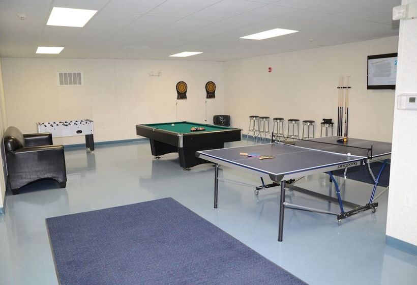 בית מלון כפרי Target Hospitality Williams County Lodge