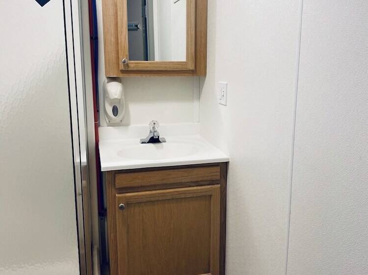 בית מלון כפרי Target Hospitality Williams County Lodge