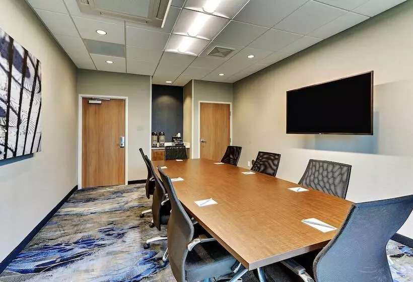هتل Fairfield Inn & Suites Warsaw