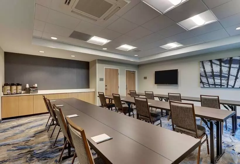 هتل Fairfield Inn & Suites Warsaw