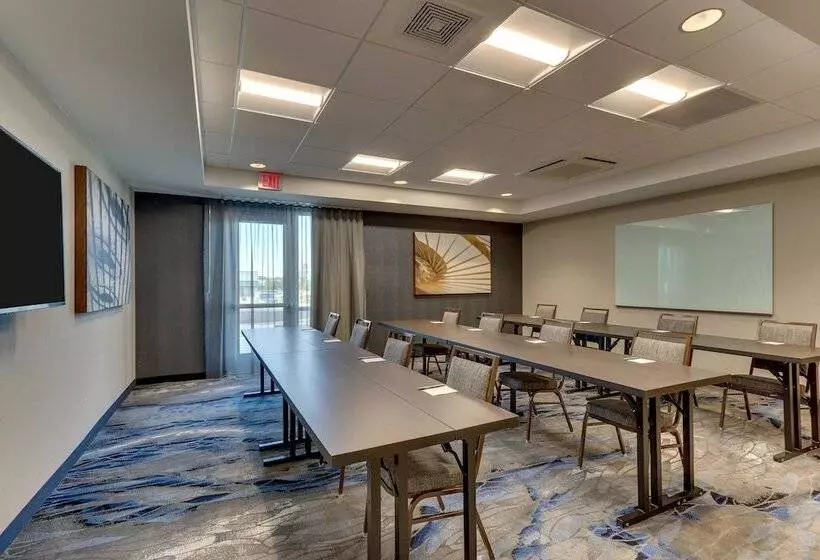 هتل Fairfield Inn & Suites Warsaw