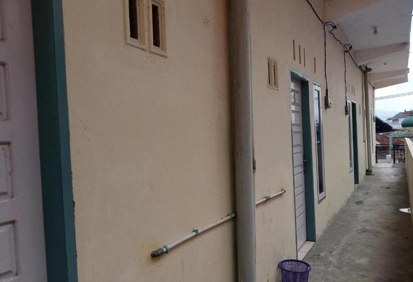 Отель Oyo 3412 Penginapan Banto Grass Inn