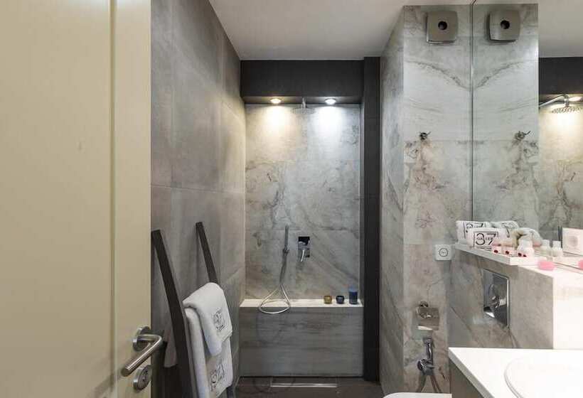 Отель Gallery 37 Powered By Aston