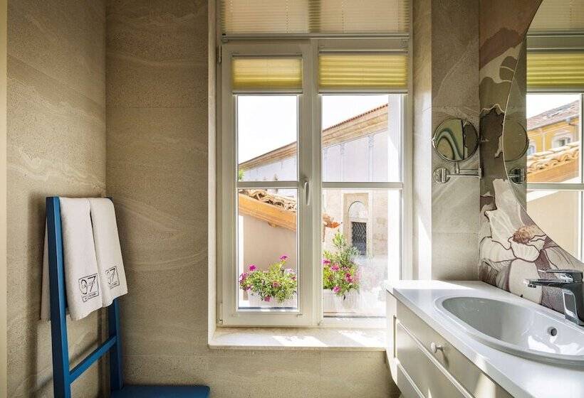 Отель Gallery 37 Powered By Aston