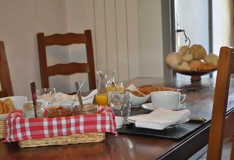 Aamiaismajoitus (B&B) Château De Bessas