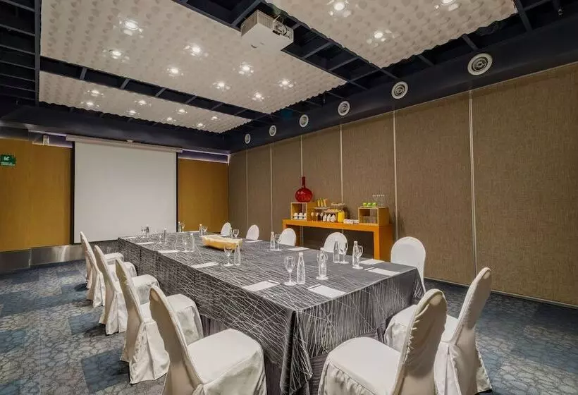 هتل Camino Real Aeropuerto