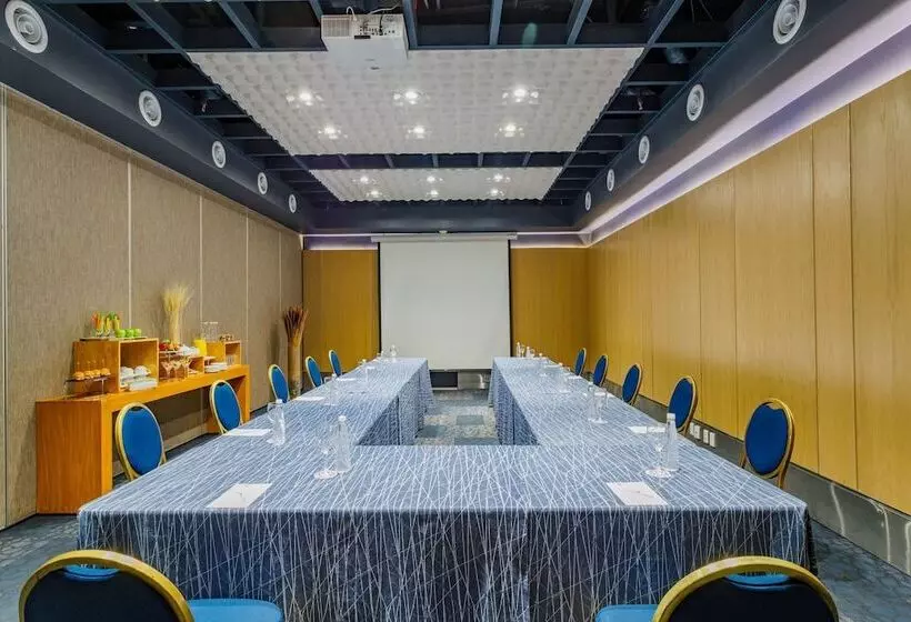 هتل Camino Real Aeropuerto