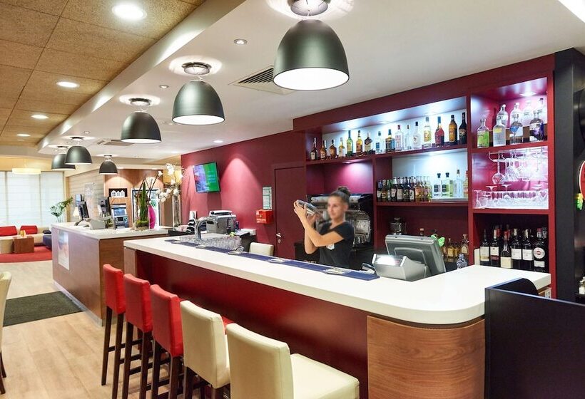 בית מלון כפרי Campanile Krakow Old Town