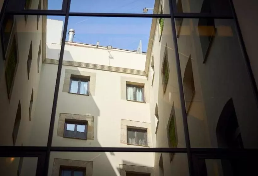 Отель Catalonia Born
