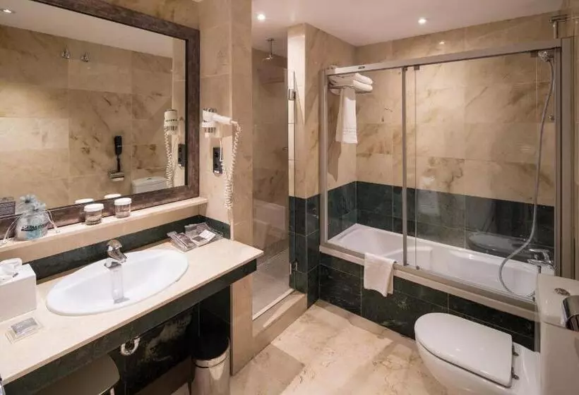 Отель Catalonia Born