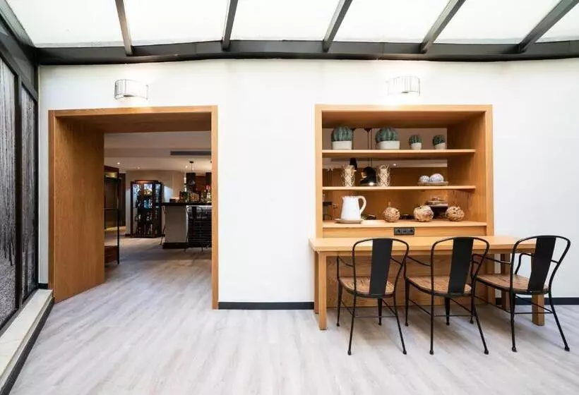 Отель Catalonia Born