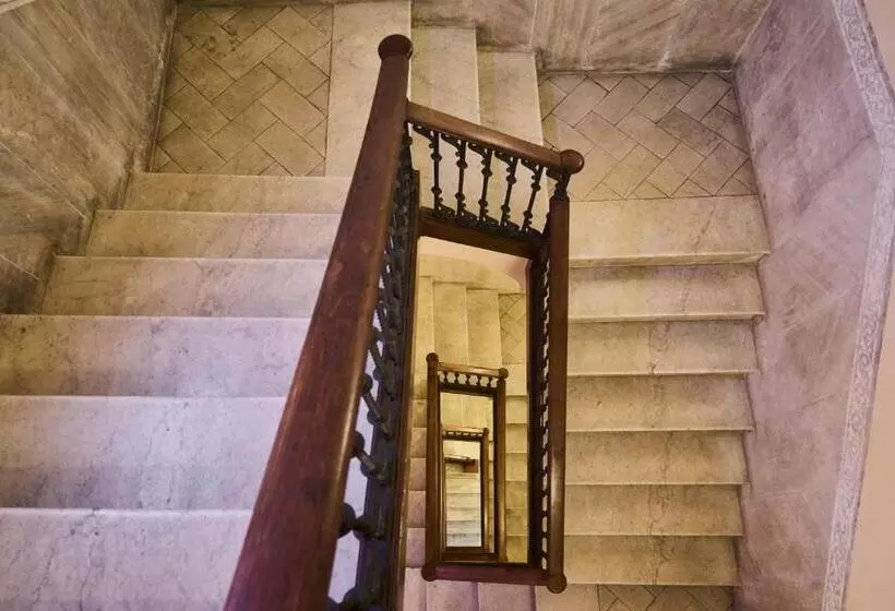 Отель Catalonia Born