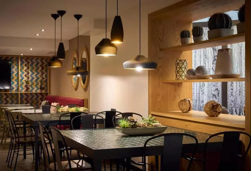 Отель Catalonia Born