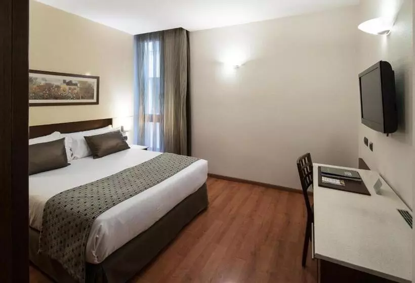 Отель Catalonia Born