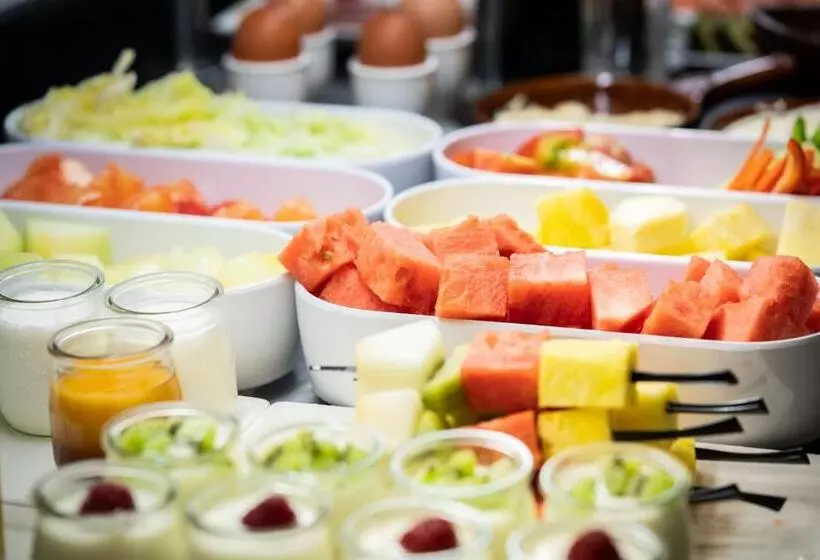 Отель Catalonia Born