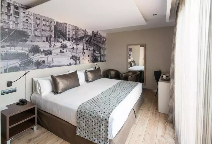 Отель Catalonia Born