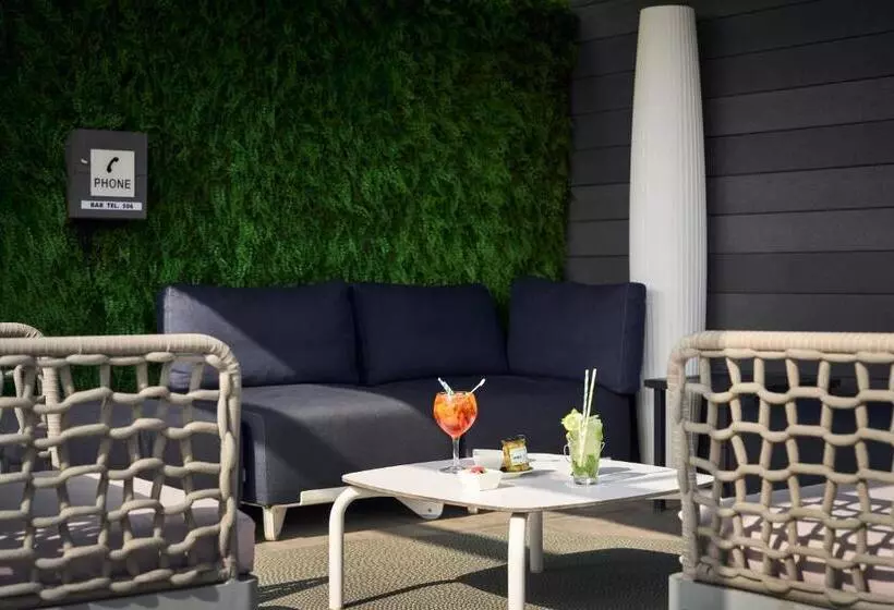 Отель Catalonia Born