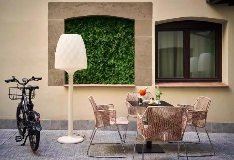 Отель Catalonia Born