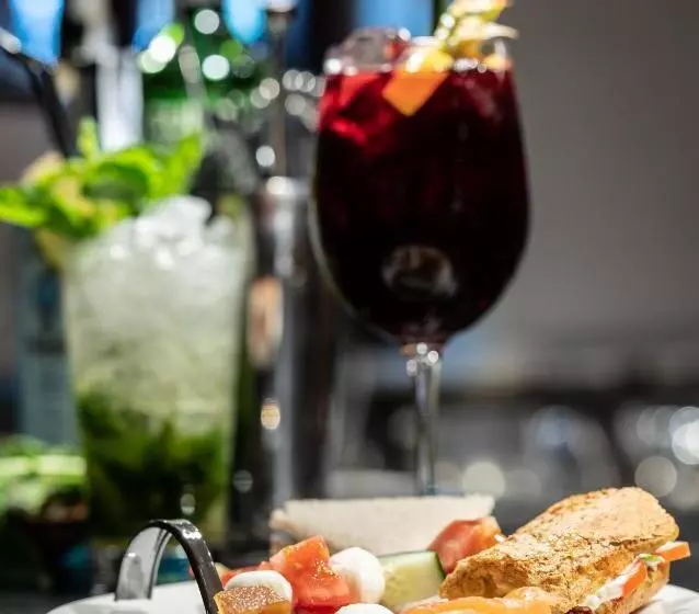 Отель Catalonia Born