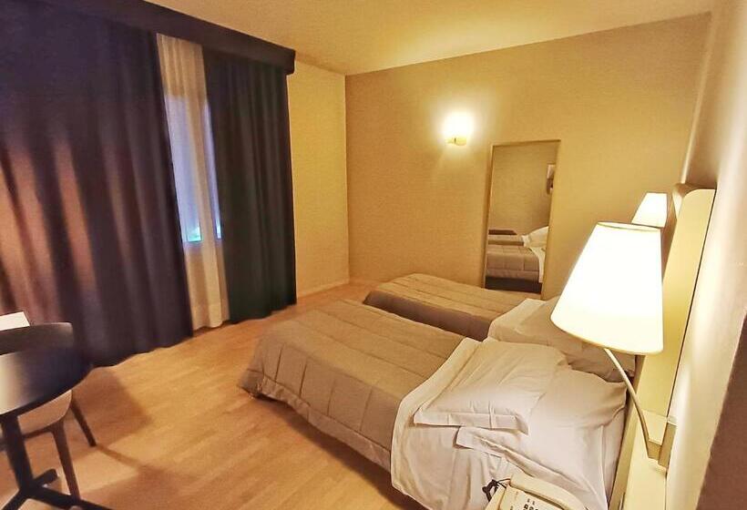 هتل Corallo Rimini