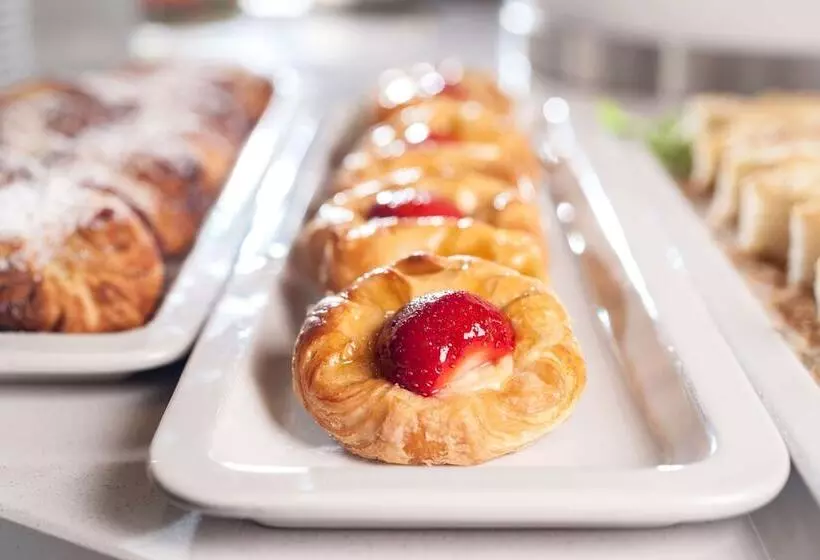 Отель Essential By Dorint Köln Junkersdorf