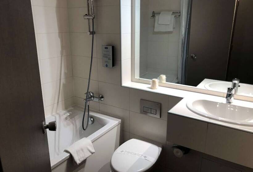 Hotel Kyriad Toulon Est Hyeres La Garde