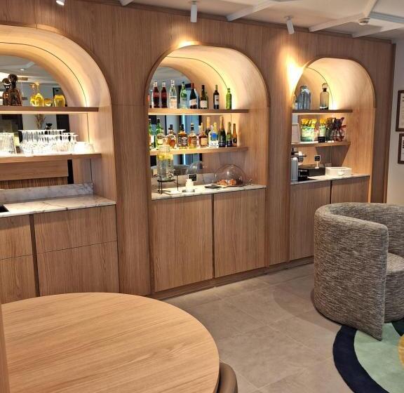 هتل Mercure Paris Arc De Triomphe Wagram